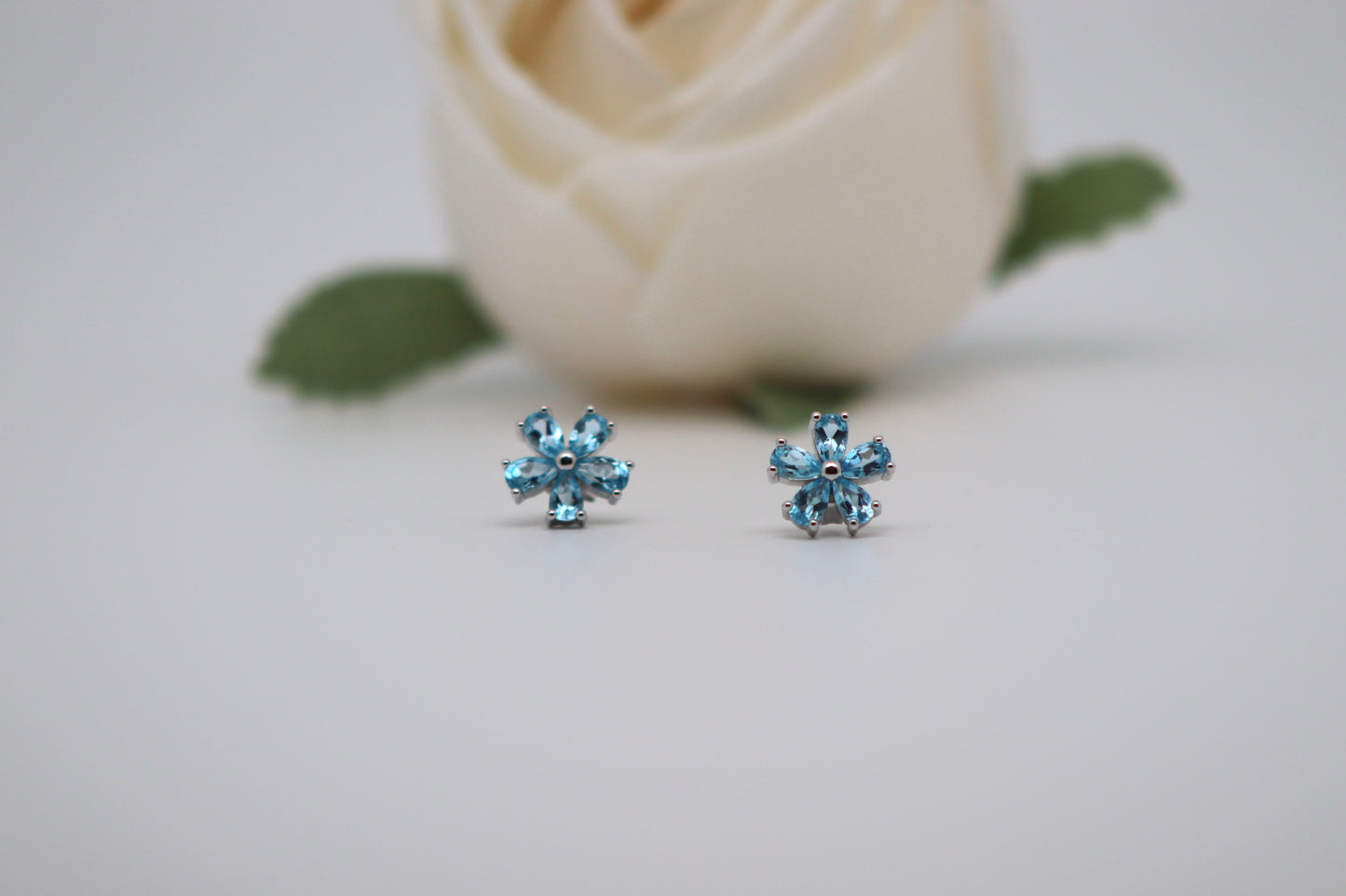 Flower gemstone earring studs